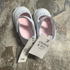 Crown & Ivy baby girl white dress shoe NWT size 5